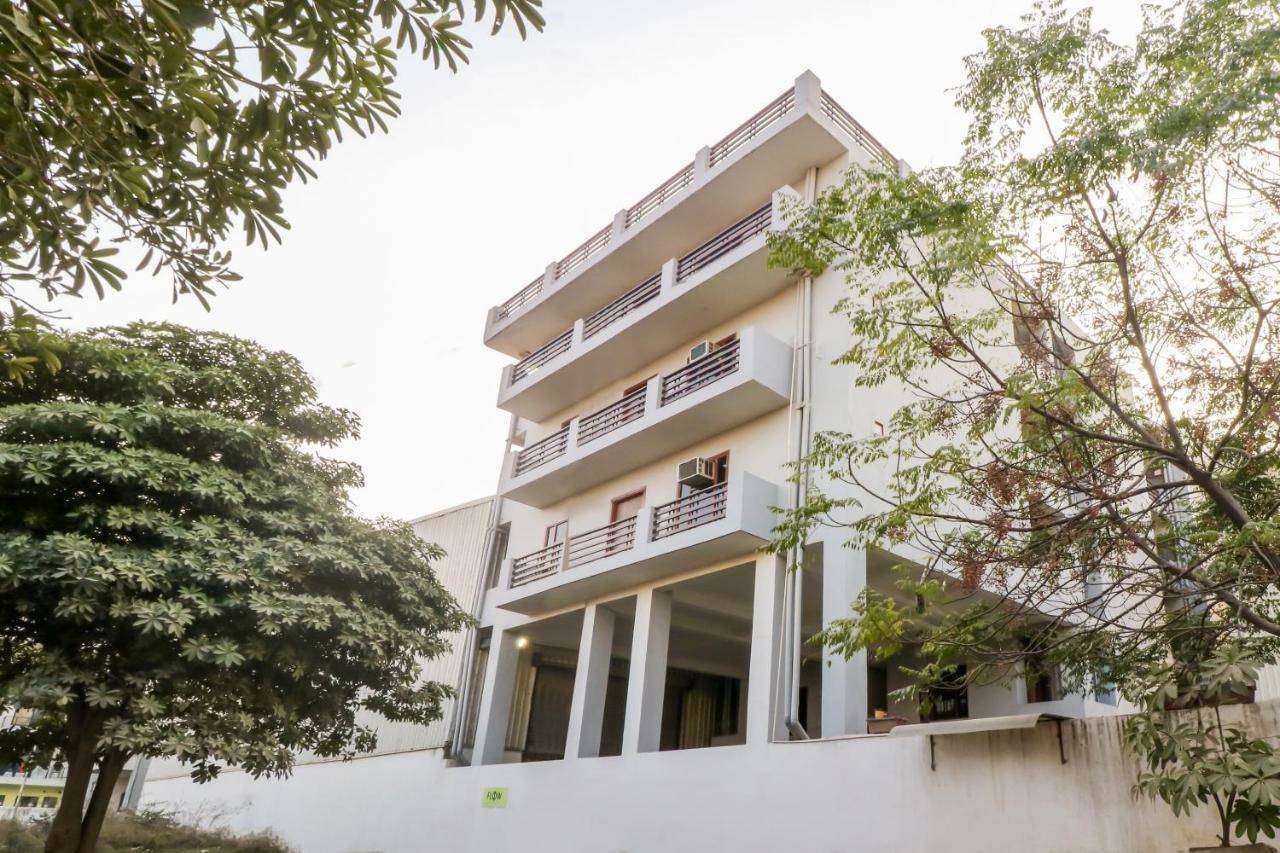 Oyo 71597 The Shivaay Residency Hotel Гургаон Екстериор снимка